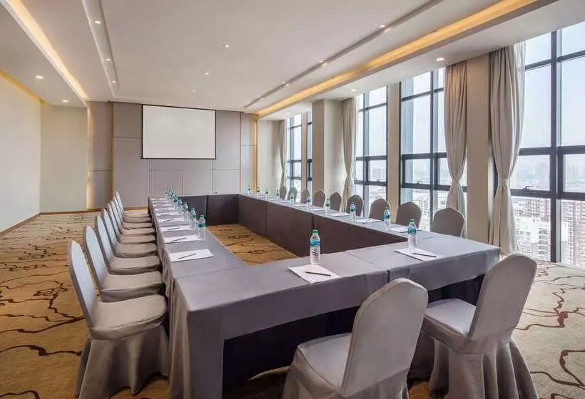 ホテル Ramada Encore Wuhan