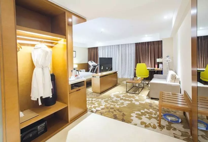 ホテル Ramada Encore Wuhan