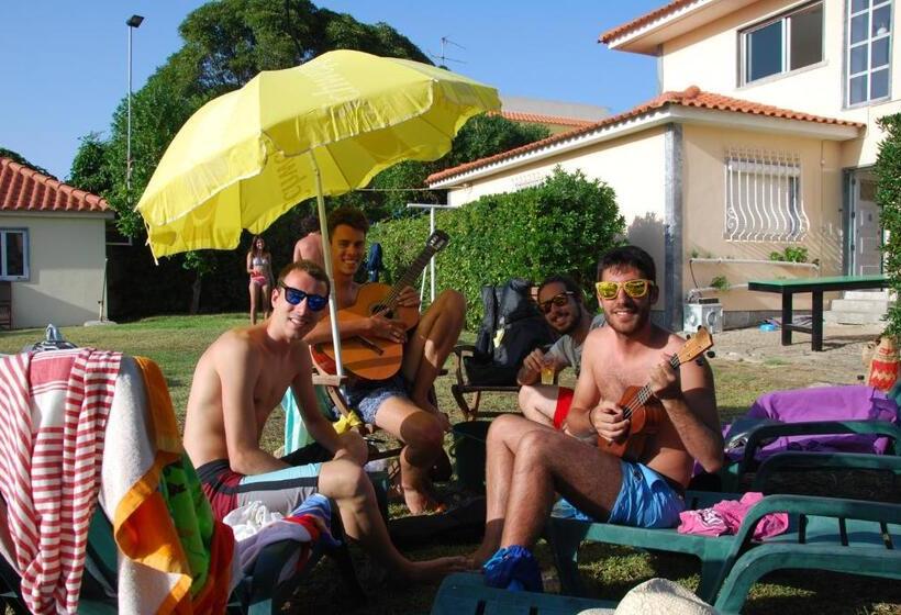 Carcavelos Surf Hostel And Surf Camp