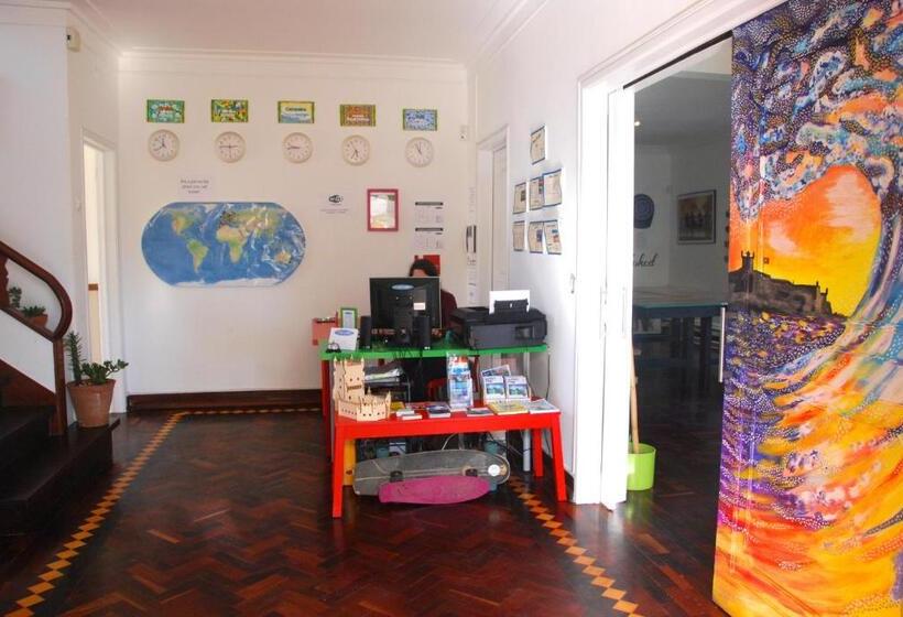 Carcavelos Surf Hostel And Surf Camp