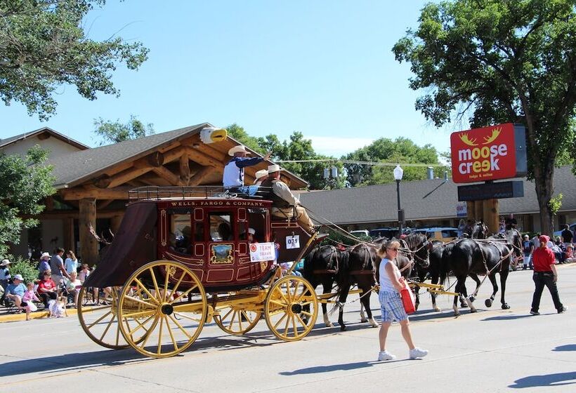 בית מלון כפרי Moose Creek Lodge & Suites