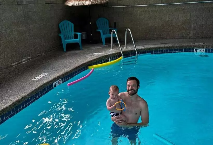 Hotelli Moose Creek Lodge & Suites