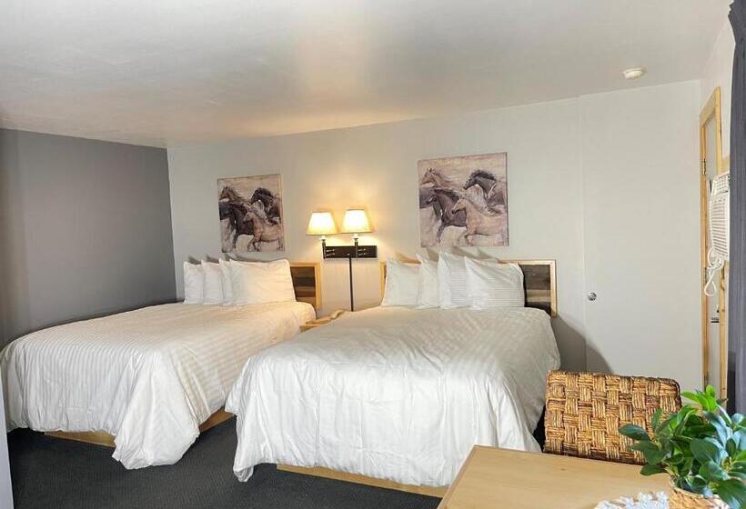 בית מלון כפרי Moose Creek Lodge & Suites