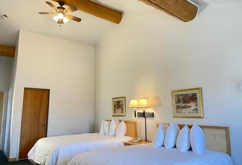 בית מלון כפרי Moose Creek Lodge & Suites