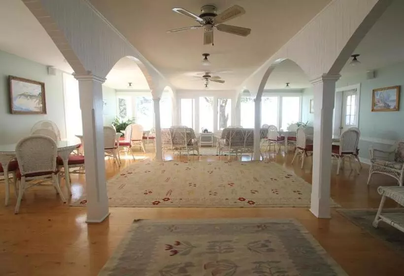ホテル Wades Point Inn On The Bay