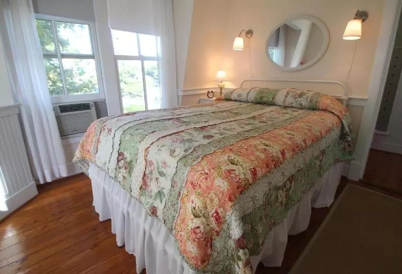 ホテル Wades Point Inn On The Bay