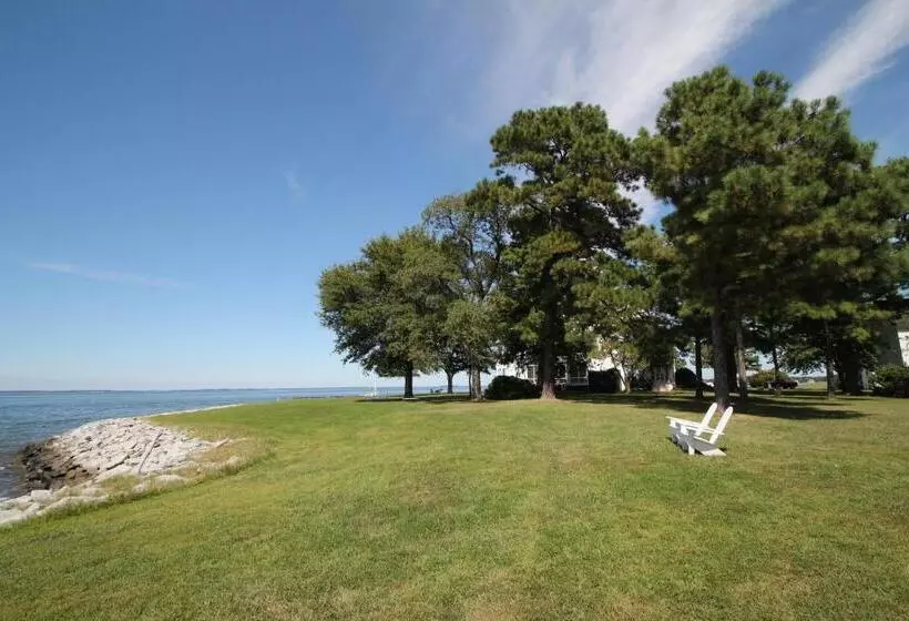 ホテル Wades Point Inn On The Bay