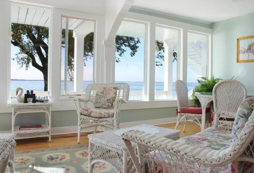 ホテル Wades Point Inn On The Bay