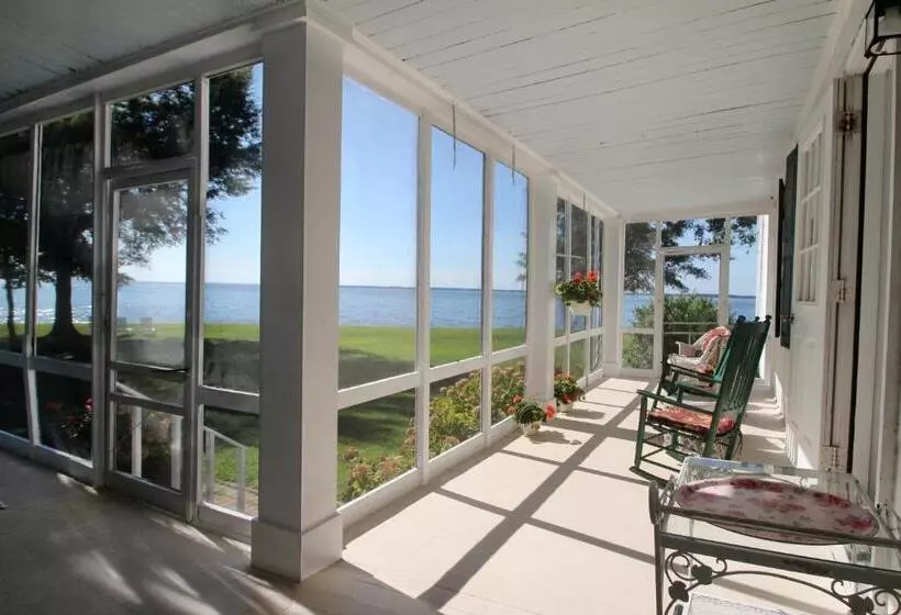 ホテル Wades Point Inn On The Bay