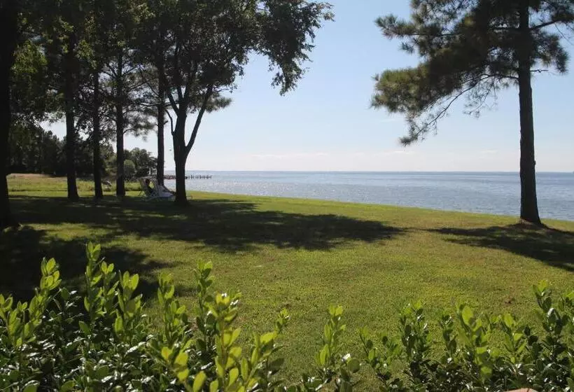 ホテル Wades Point Inn On The Bay