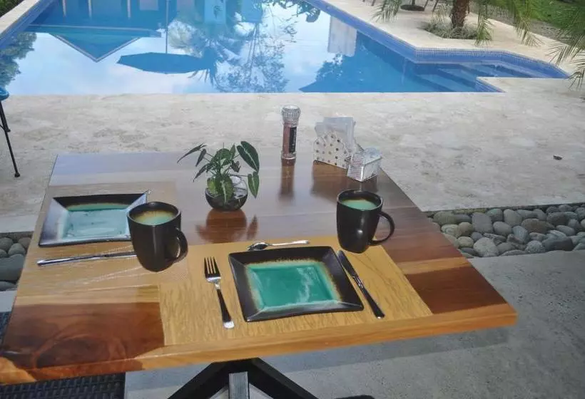 تختخواب و صبحانه Natura Lodges