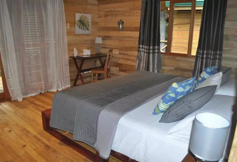 تختخواب و صبحانه Natura Lodges