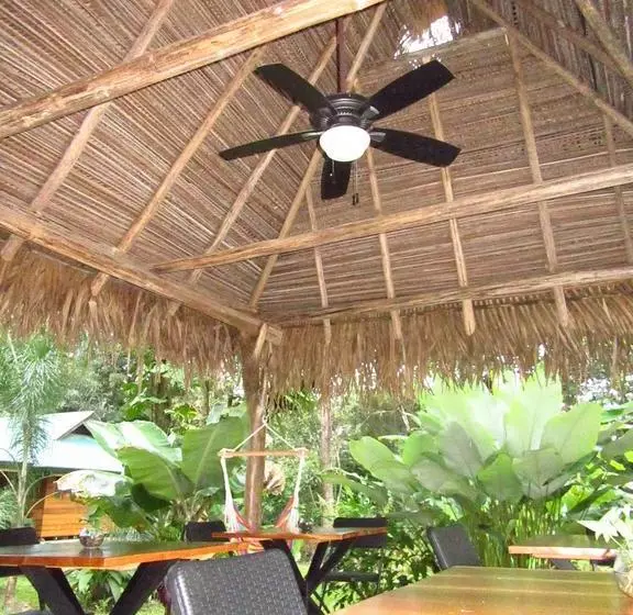 تختخواب و صبحانه Natura Lodges