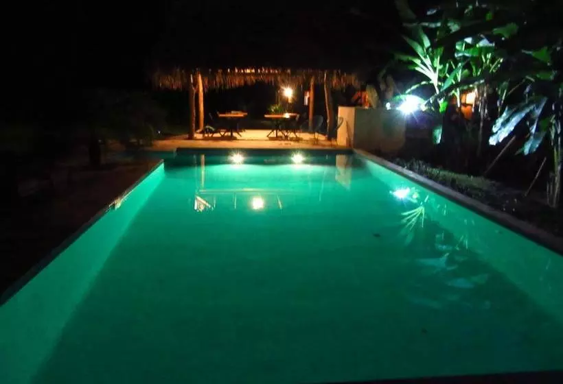 تختخواب و صبحانه Natura Lodges