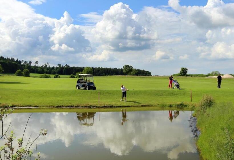 Отель Apartments Golfpark Schlossgut Sickendorf