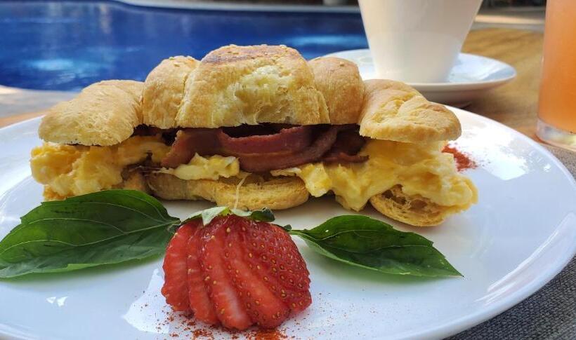 هتل Ecotica Boutique