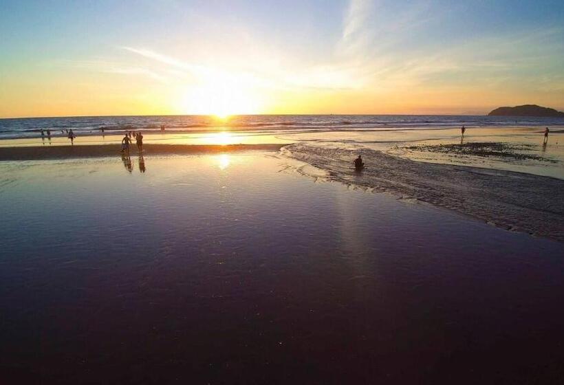 Beach Break Resort & Cr Surf Camp