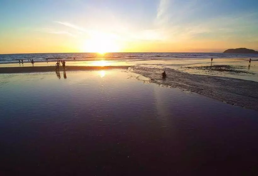 Beach Break Resort & Cr Surf Camp