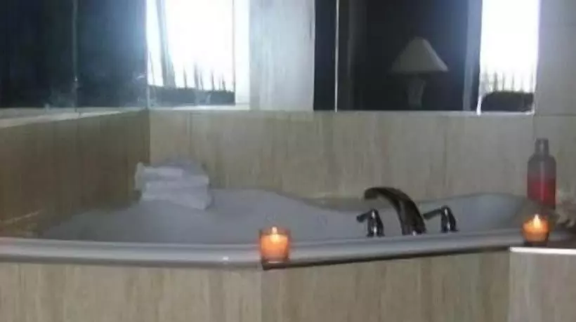 هتل Talbot Trail Inn & Suites