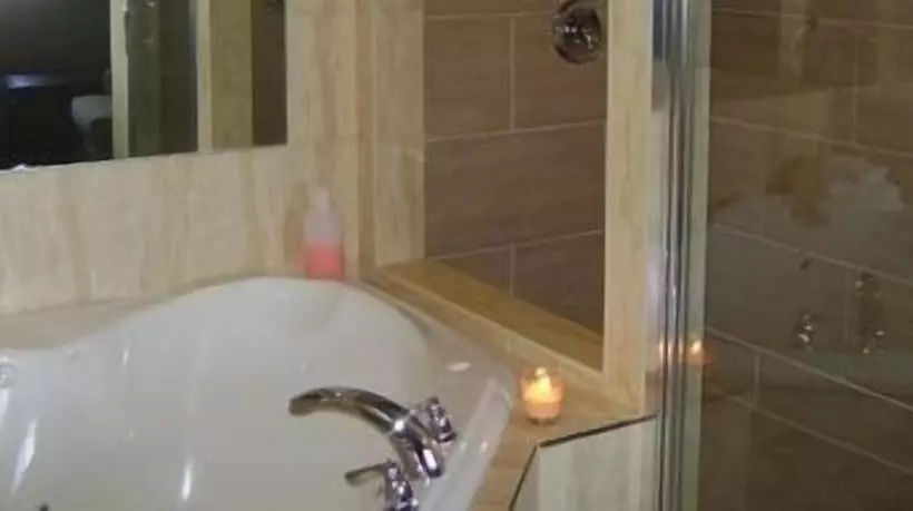 هتل Talbot Trail Inn & Suites