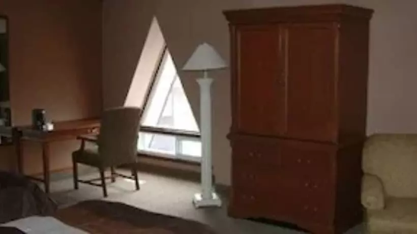 هتل Talbot Trail Inn & Suites