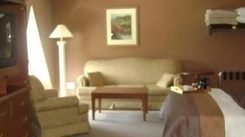 هتل Talbot Trail Inn & Suites