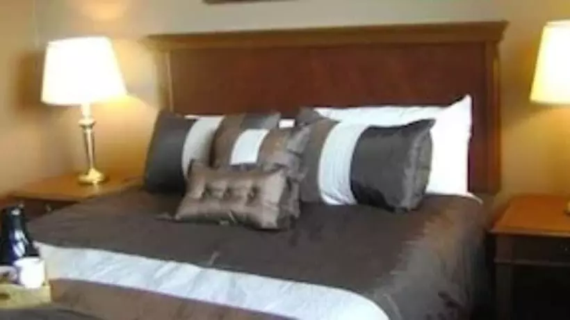 هتل Talbot Trail Inn & Suites