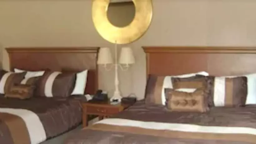 هتل Talbot Trail Inn & Suites