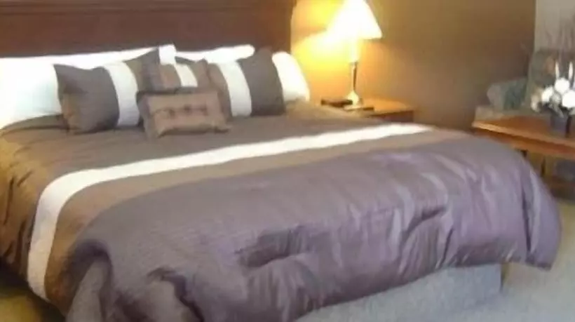 هتل Talbot Trail Inn & Suites