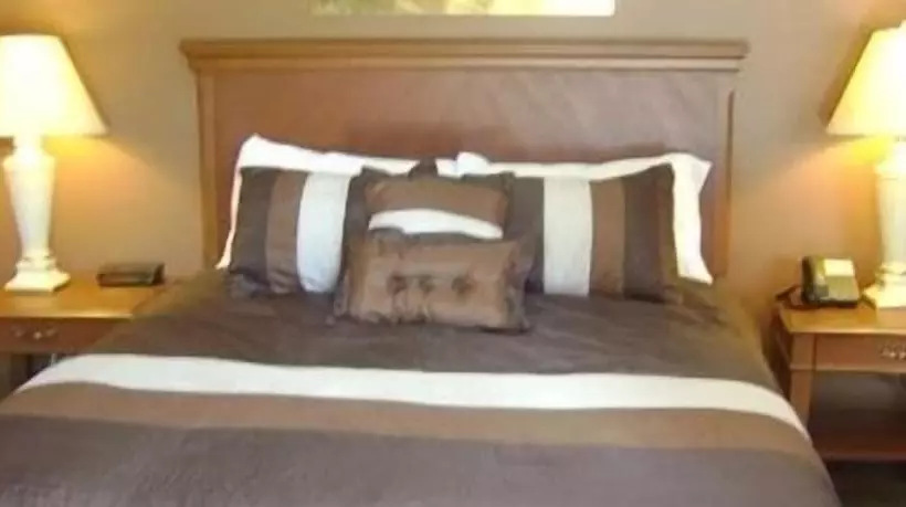 هتل Talbot Trail Inn & Suites