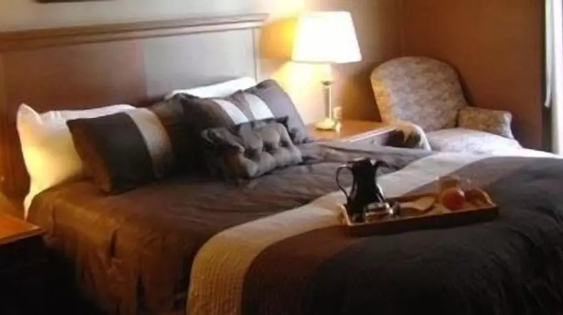 هتل Talbot Trail Inn & Suites