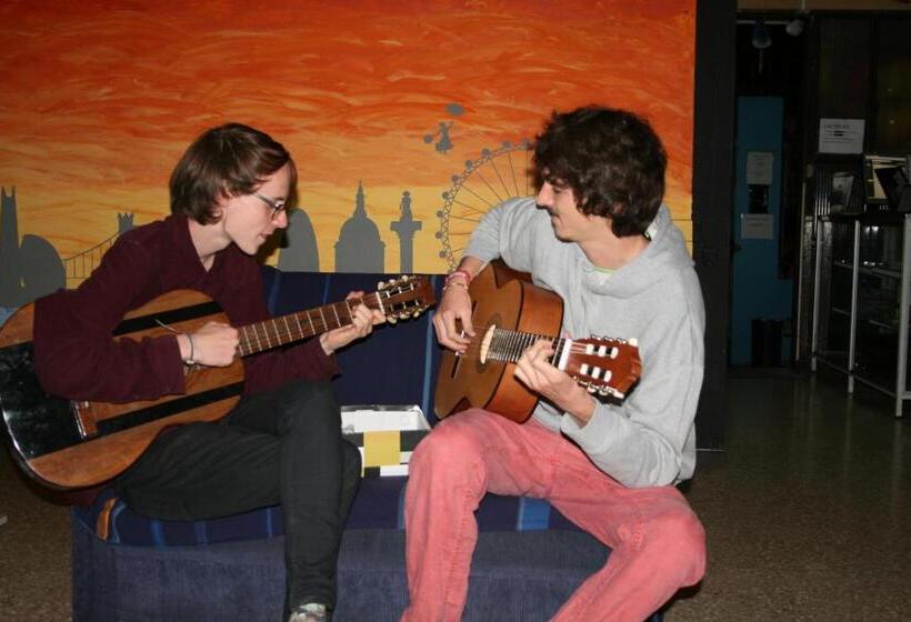 In The Wind Hostel And Guesthouse