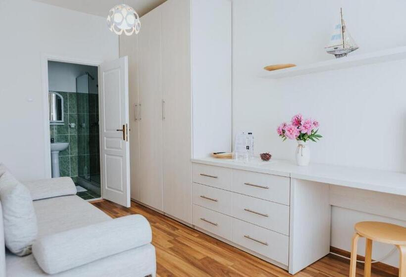 تختخواب و صبحانه Camelia's Cozy Place