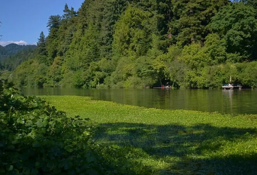 ホテル Guerneville Lodge