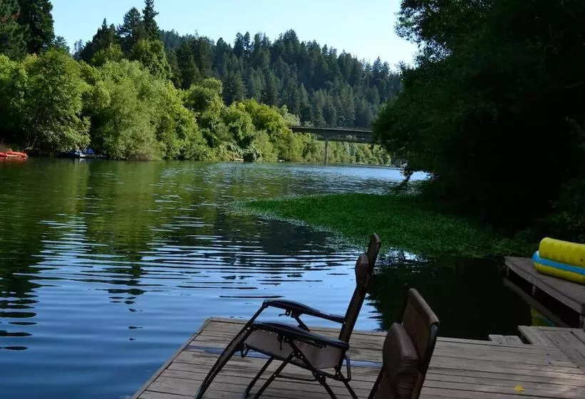 ホテル Guerneville Lodge