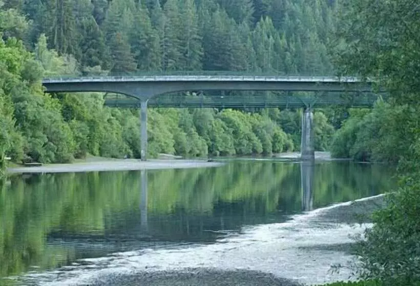 ホテル Guerneville Lodge