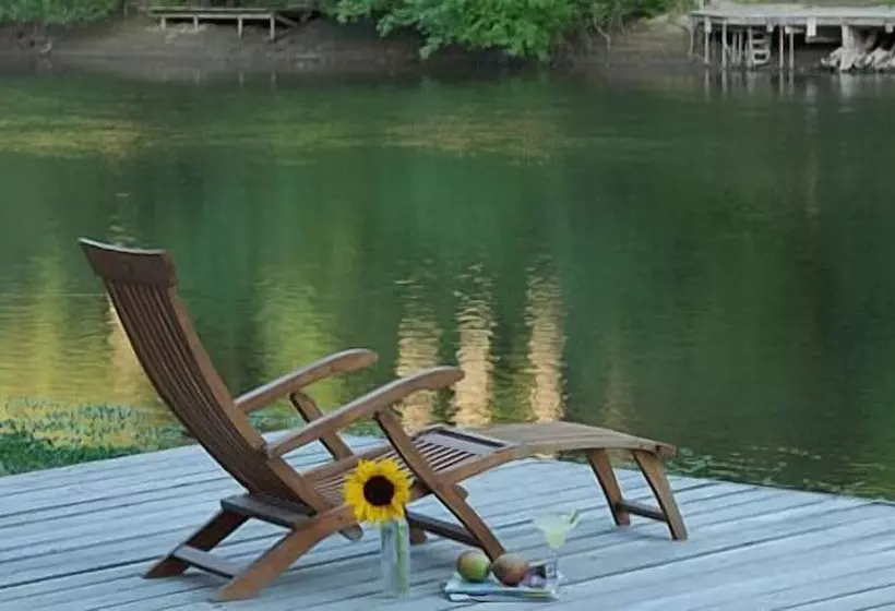 ホテル Guerneville Lodge