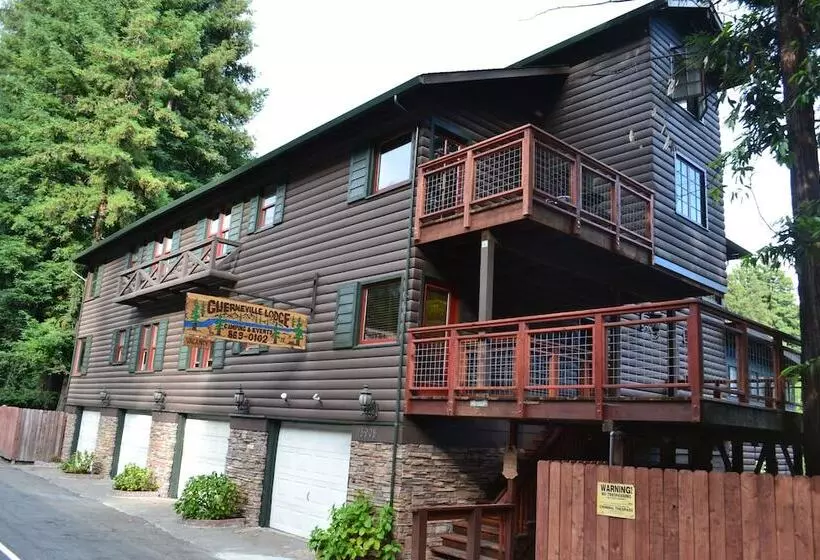 ホテル Guerneville Lodge