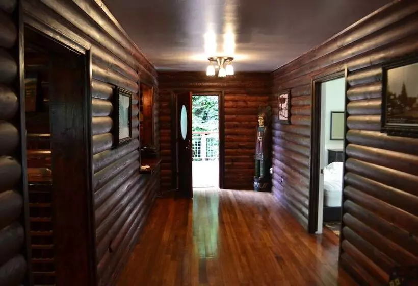 ホテル Guerneville Lodge