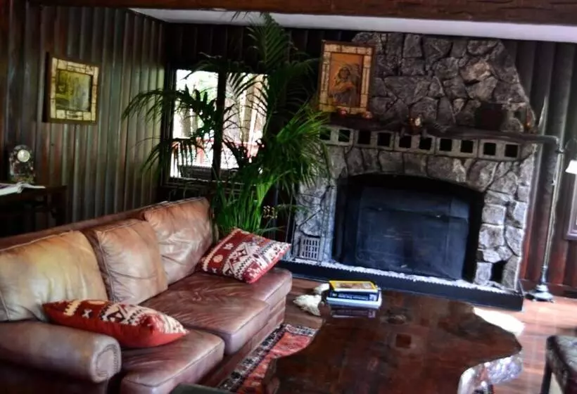 ホテル Guerneville Lodge