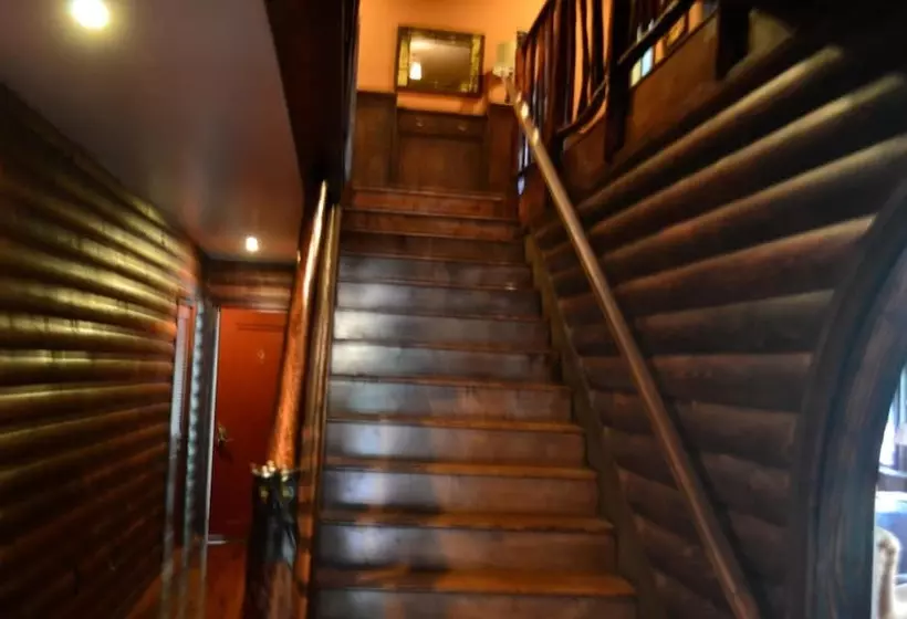 ホテル Guerneville Lodge