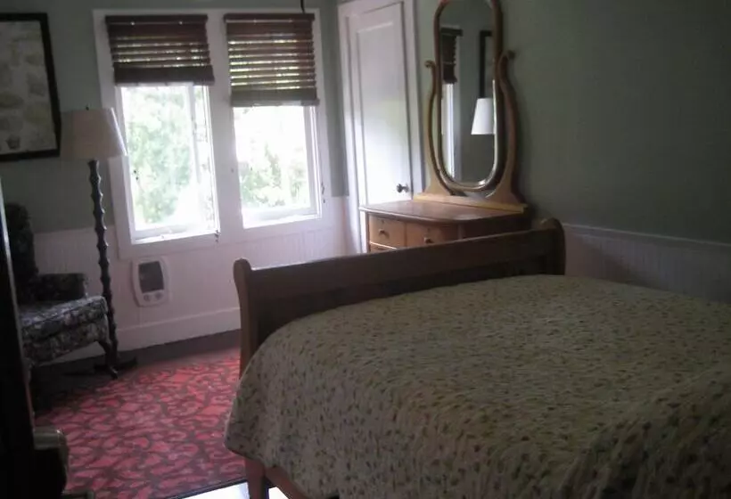 ホテル Guerneville Lodge