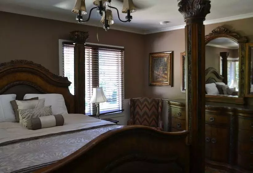 ホテル Guerneville Lodge