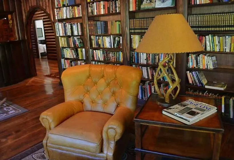 ホテル Guerneville Lodge