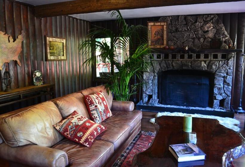 호텔 Guerneville Lodge