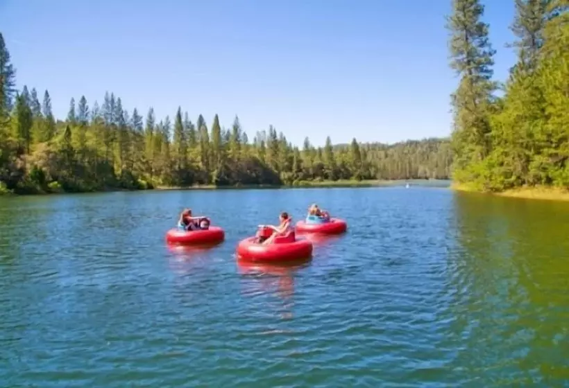 Hotelli Lake Of The Springs Rv Resort
