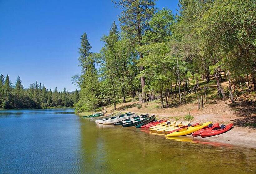 בית מלון כפרי Lake Of The Springs Rv Resort