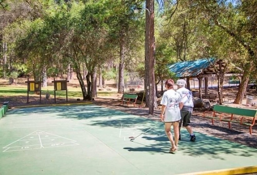 בית מלון כפרי Lake Of The Springs Rv Resort