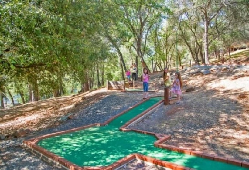 בית מלון כפרי Lake Of The Springs Rv Resort