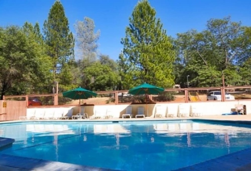 בית מלון כפרי Lake Of The Springs Rv Resort